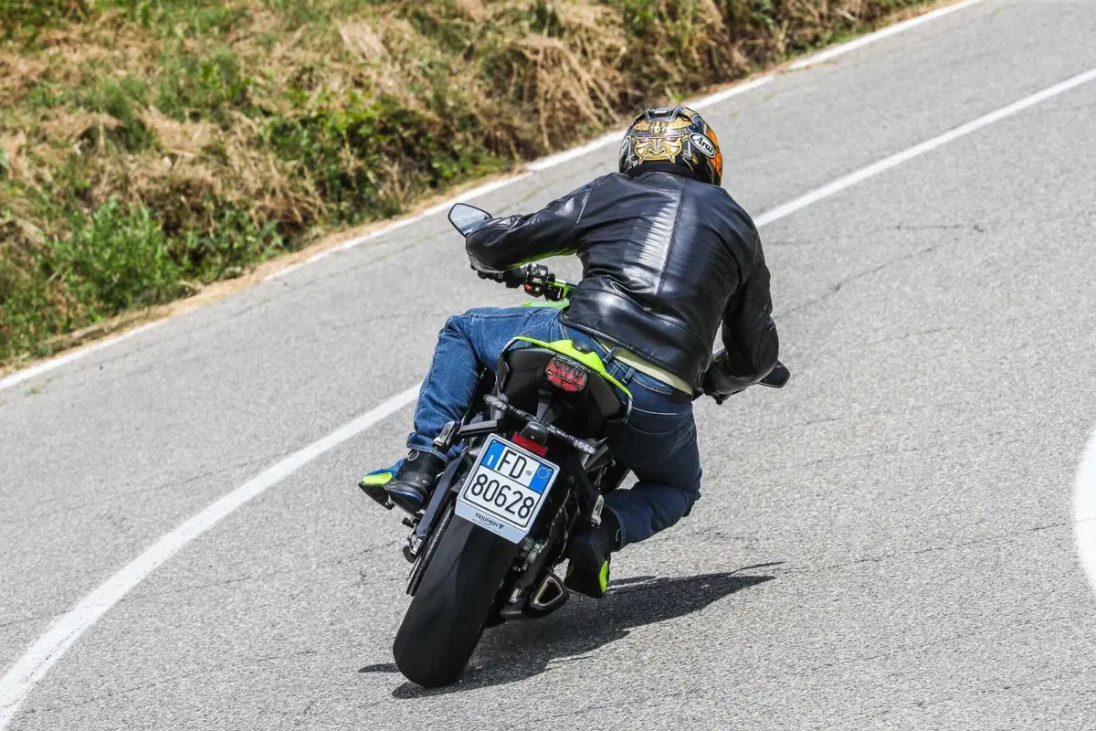 Triumph Street Triple RS vs Street Triple Moto2 Edition: la scelta si fa difficile (53)