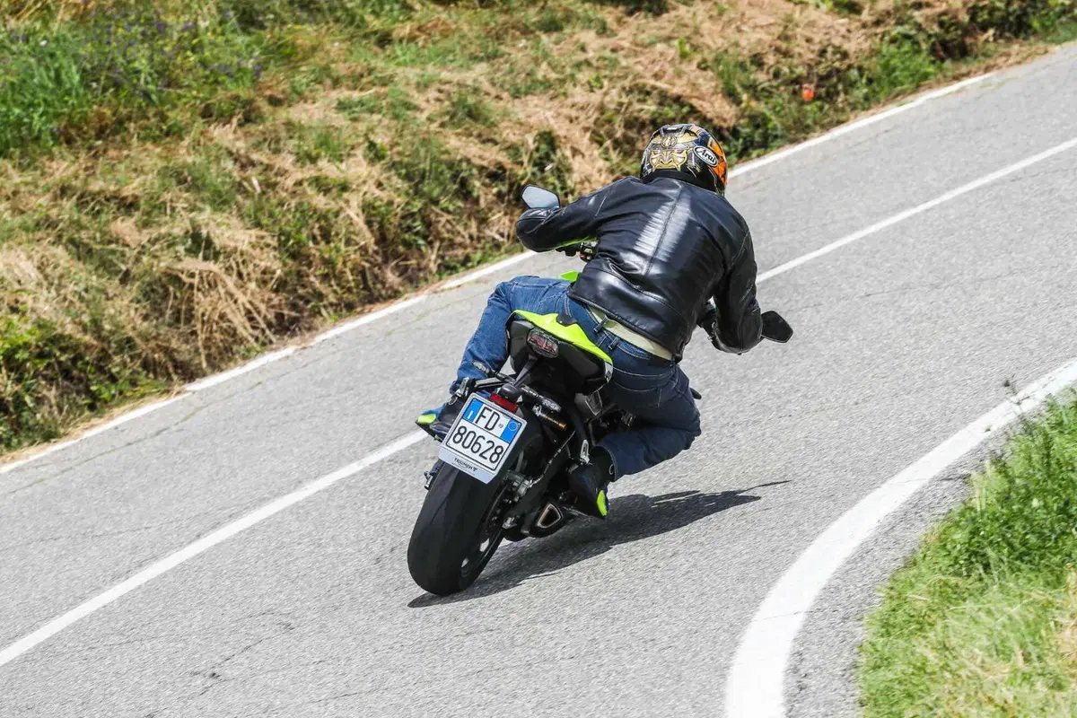Triumph Street Triple RS vs Street Triple Moto2 Edition: la scelta si fa difficile (54)