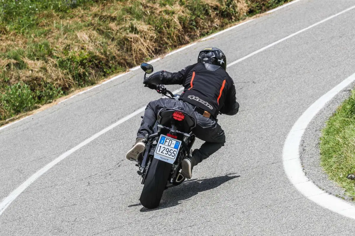 Triumph Street Triple RS vs Street Triple Moto2 Edition: la scelta si fa difficile (55)