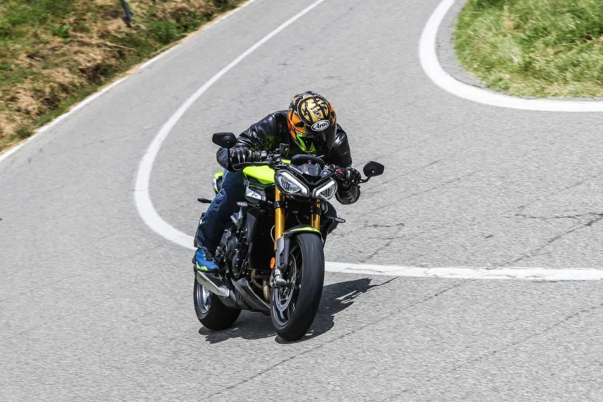 Triumph Street Triple RS vs Street Triple Moto2 Edition: la scelta si fa difficile (57)