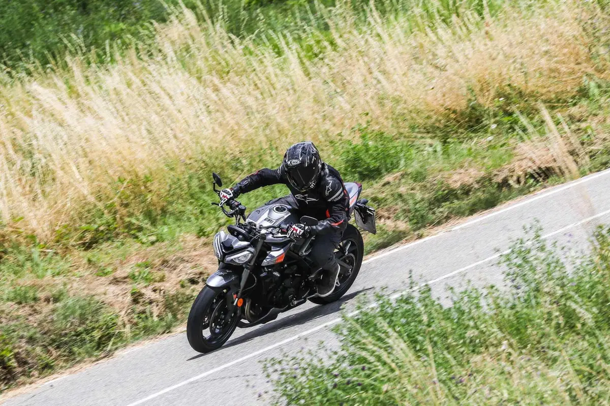Triumph Street Triple RS vs Street Triple Moto2 Edition: la scelta si fa difficile (58)