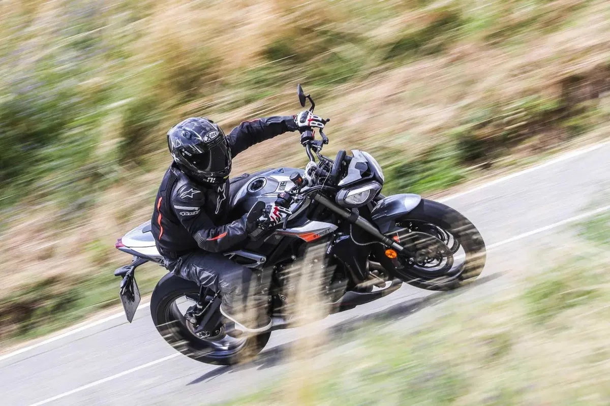 Triumph Street Triple RS vs Street Triple Moto2 Edition: la scelta si fa difficile (64)