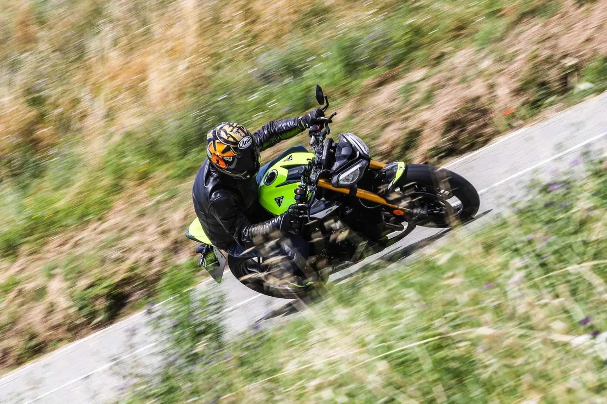 Triumph Street Triple RS vs Street Triple Moto2 Edition: la scelta si fa difficile (66)