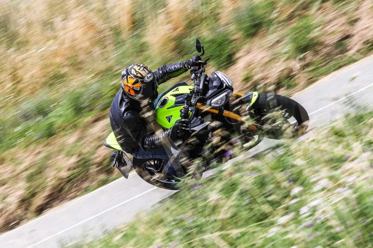 Triumph Street Triple RS vs Street Triple Moto2 Edition: la scelta si fa difficile (67)