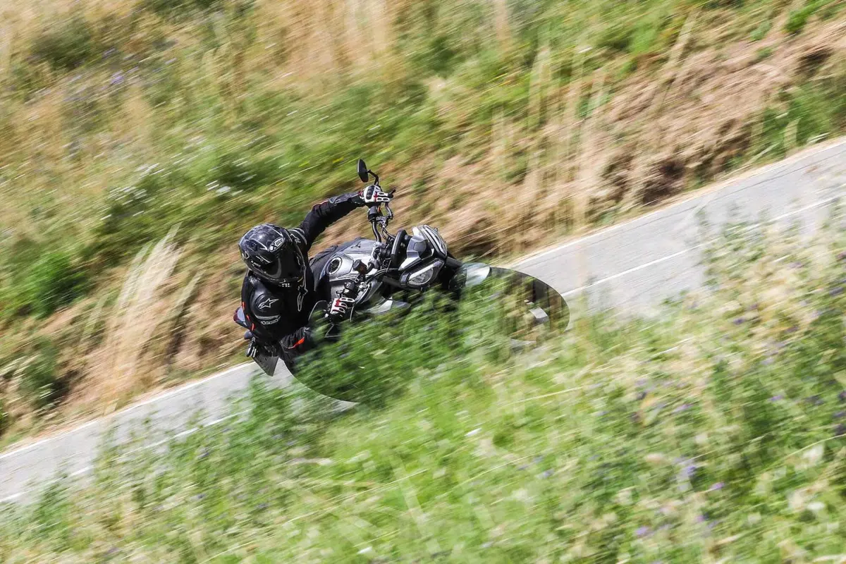 Triumph Street Triple RS vs Street Triple Moto2 Edition: la scelta si fa difficile (70)