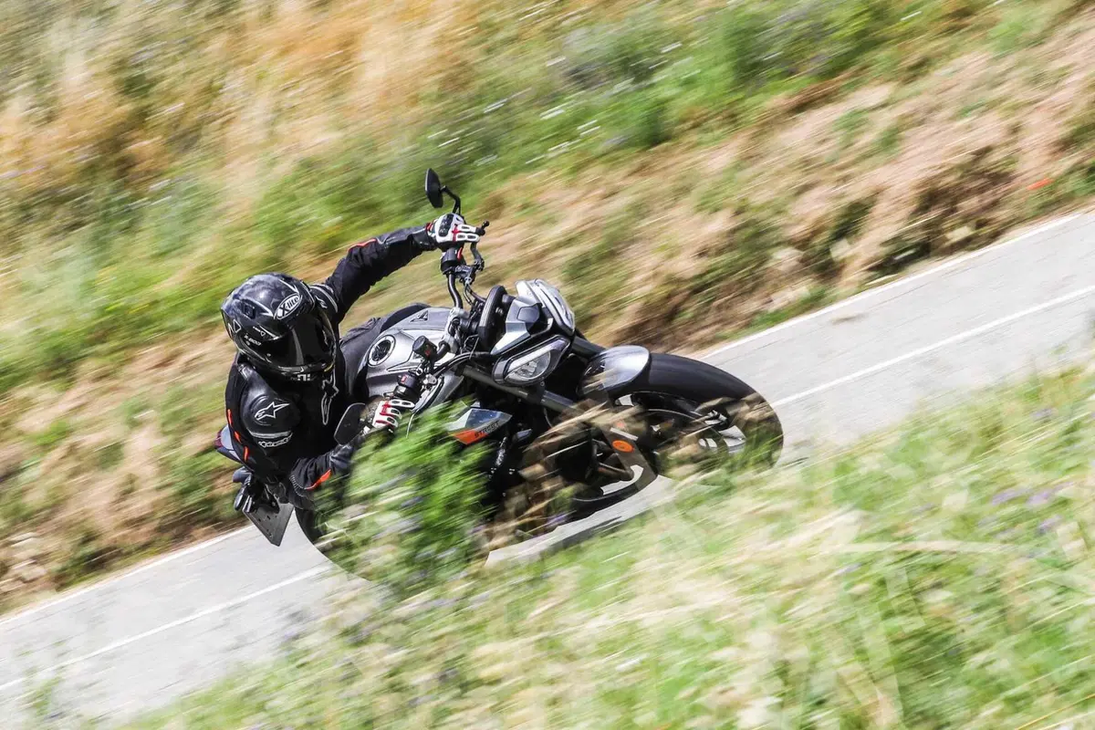 Triumph Street Triple RS vs Street Triple Moto2 Edition: la scelta si fa difficile (71)
