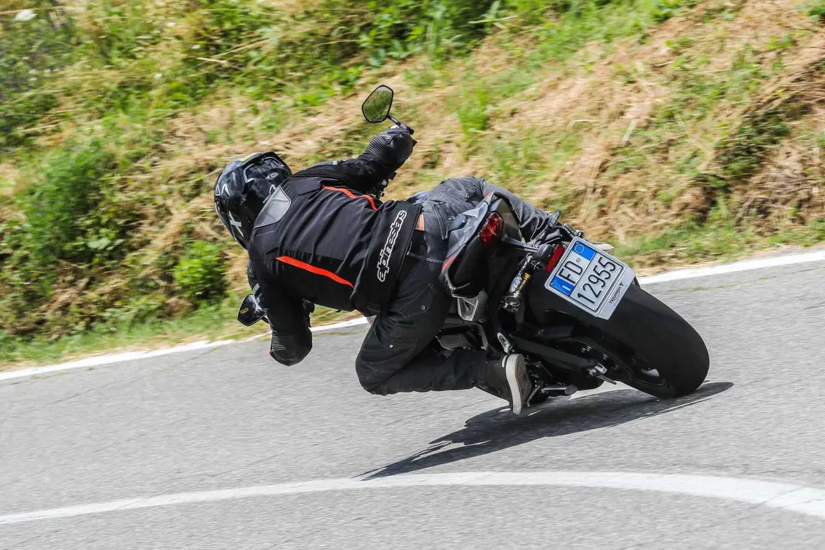 Triumph Street Triple RS vs Street Triple Moto2 Edition: la scelta si fa difficile (74)