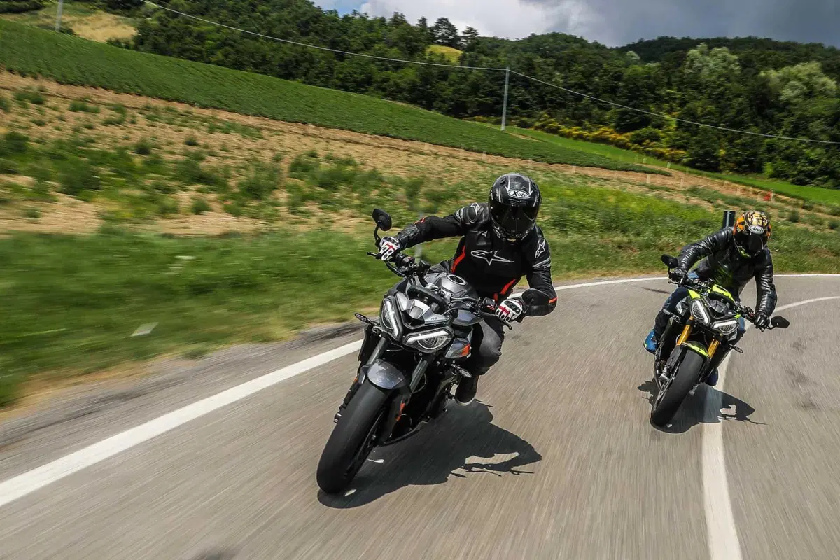 Triumph Street Triple RS vs Street Triple Moto2 Edition: la scelta si fa difficile (86)