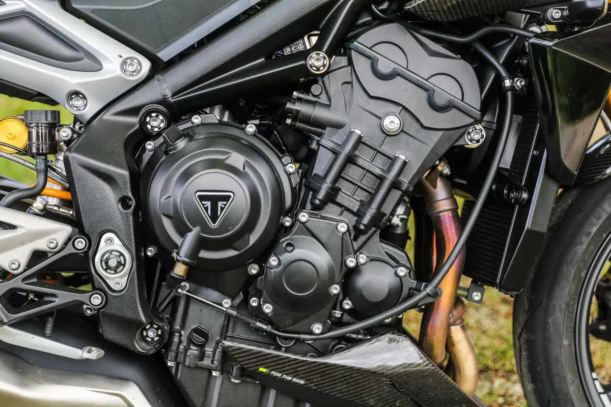 Triumph Street Triple RS vs Street Triple Moto2 Edition: la scelta si fa difficile (101)