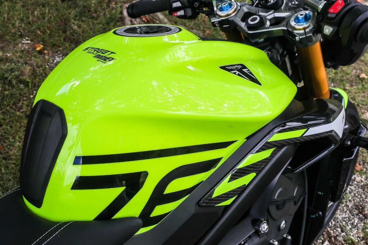 Triumph Street Triple RS vs Street Triple Moto2 Edition: la scelta si fa difficile (106)