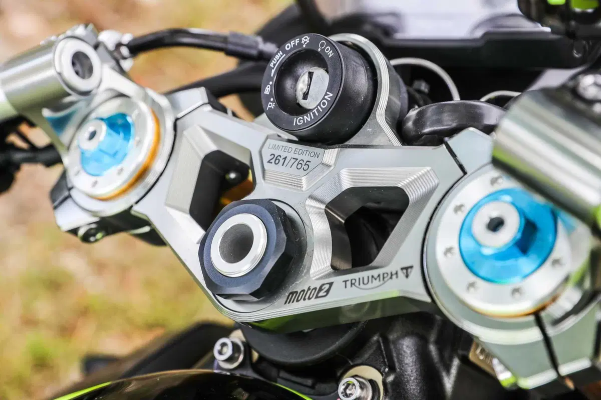 Triumph Street Triple RS vs Street Triple Moto2 Edition: la scelta si fa difficile (107)