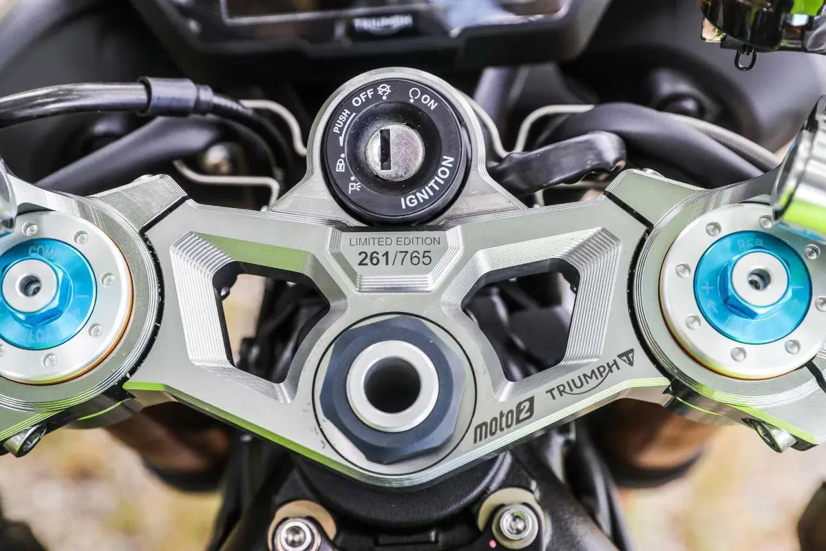 Triumph Street Triple RS vs Street Triple Moto2 Edition: la scelta si fa difficile (110)