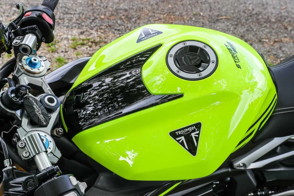 Triumph Street Triple RS vs Street Triple Moto2 Edition: la scelta si fa difficile (112)