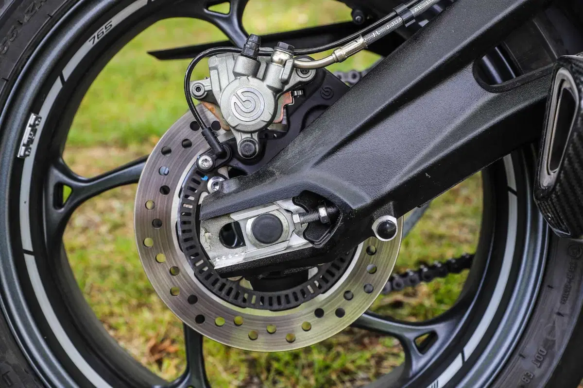 Triumph Street Triple RS vs Street Triple Moto2 Edition: la scelta si fa difficile (118)