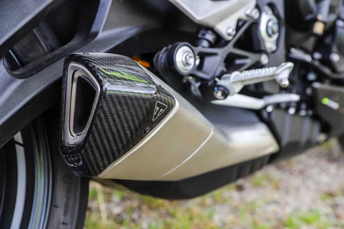 Triumph Street Triple RS vs Street Triple Moto2 Edition: la scelta si fa difficile (119)