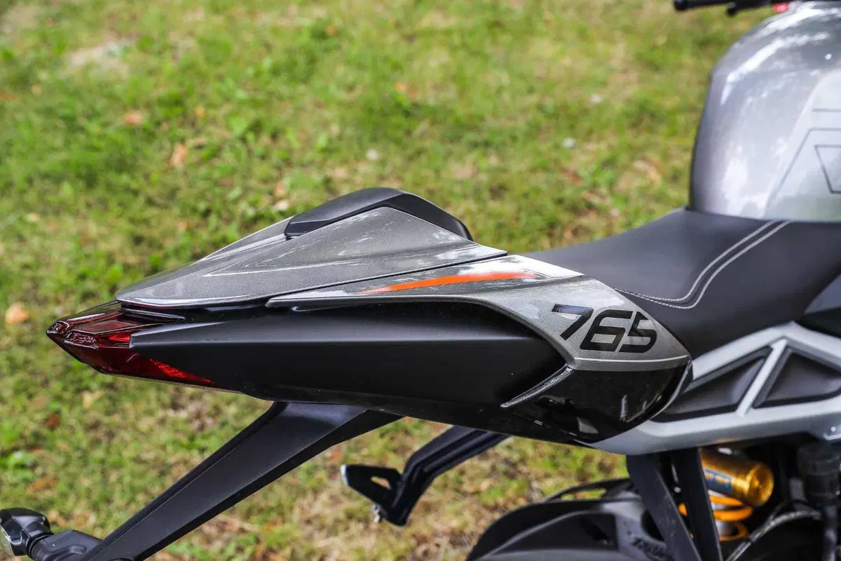 Triumph Street Triple RS vs Street Triple Moto2 Edition: la scelta si fa difficile (120)