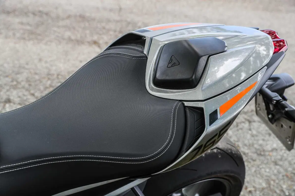 Triumph Street Triple RS vs Street Triple Moto2 Edition: la scelta si fa difficile (124)