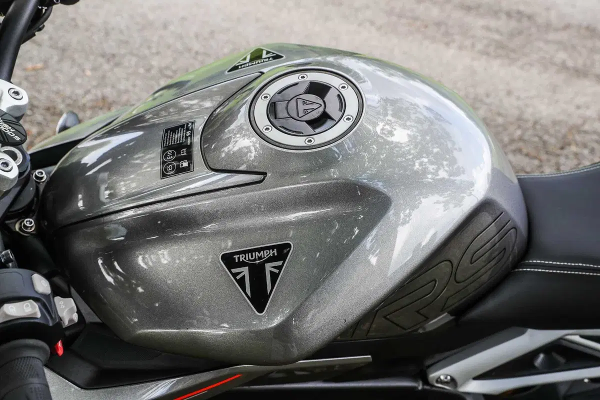 Triumph Street Triple RS vs Street Triple Moto2 Edition: la scelta si fa difficile (125)