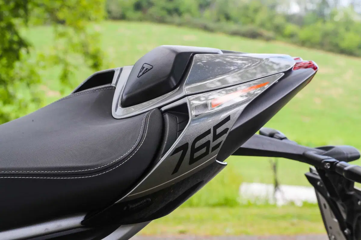 Triumph Street Triple RS vs Street Triple Moto2 Edition: la scelta si fa difficile (128)