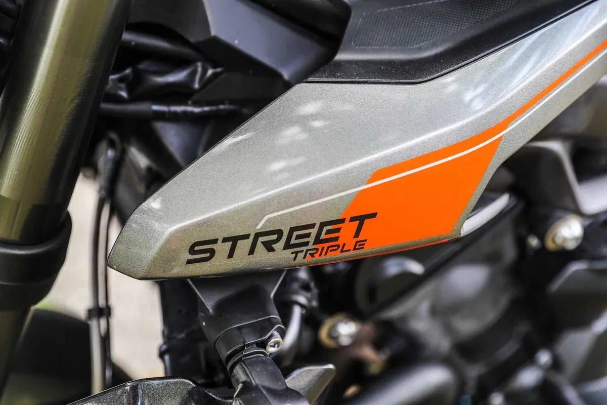 Triumph Street Triple RS vs Street Triple Moto2 Edition: la scelta si fa difficile (130)