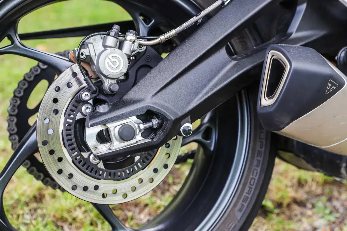 Triumph Street Triple RS vs Street Triple Moto2 Edition: la scelta si fa difficile (131)