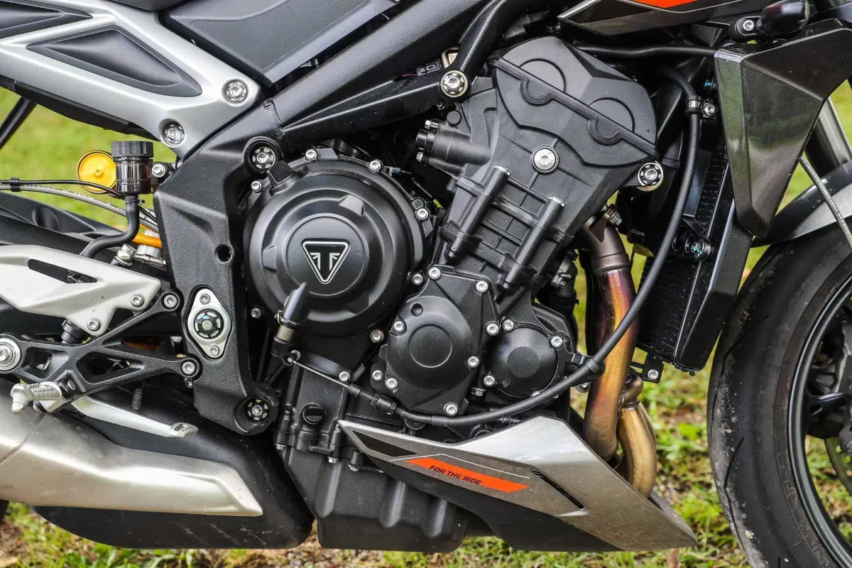 Triumph Street Triple RS vs Street Triple Moto2 Edition: la scelta si fa difficile (135)
