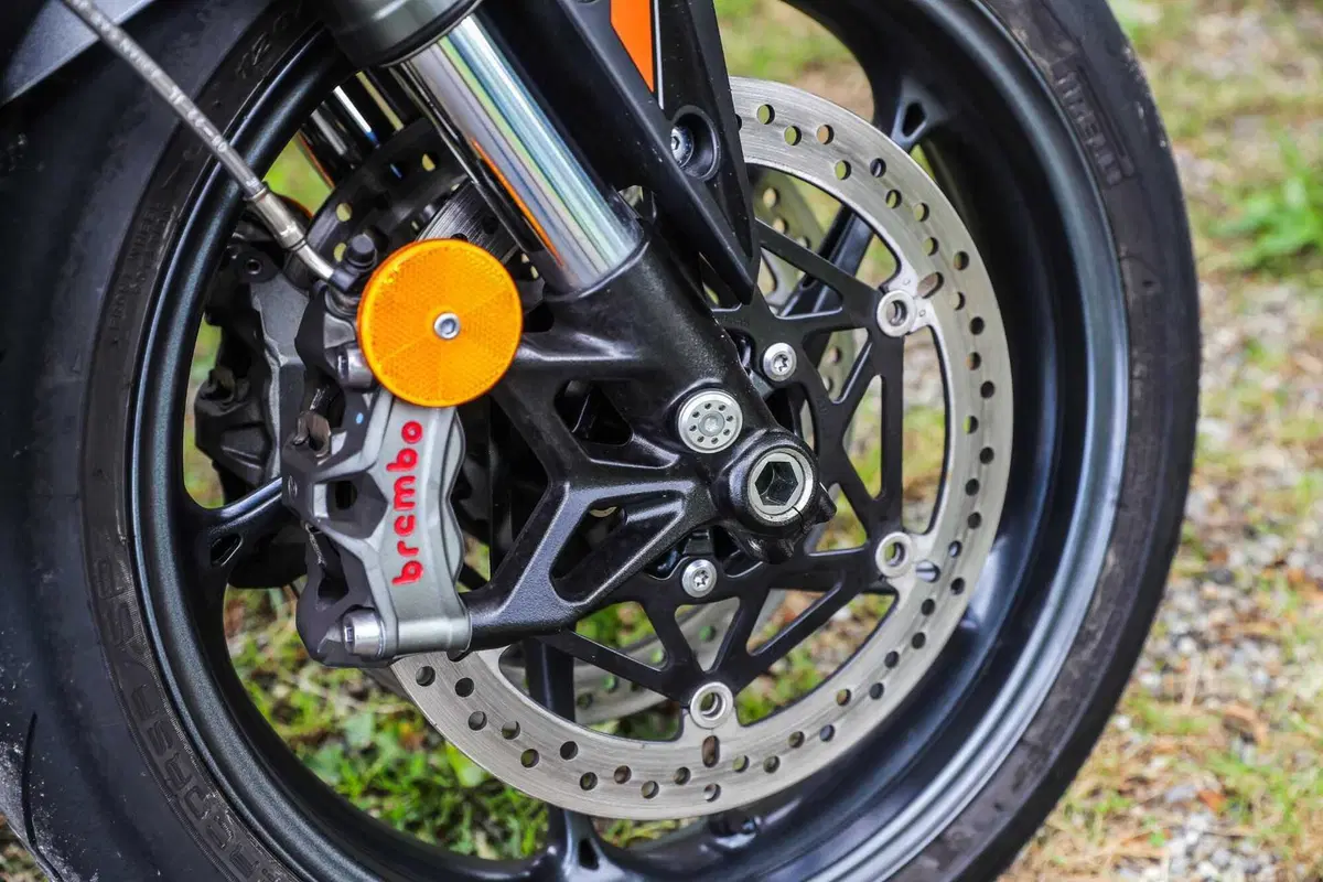 Triumph Street Triple RS vs Street Triple Moto2 Edition: la scelta si fa difficile (136)