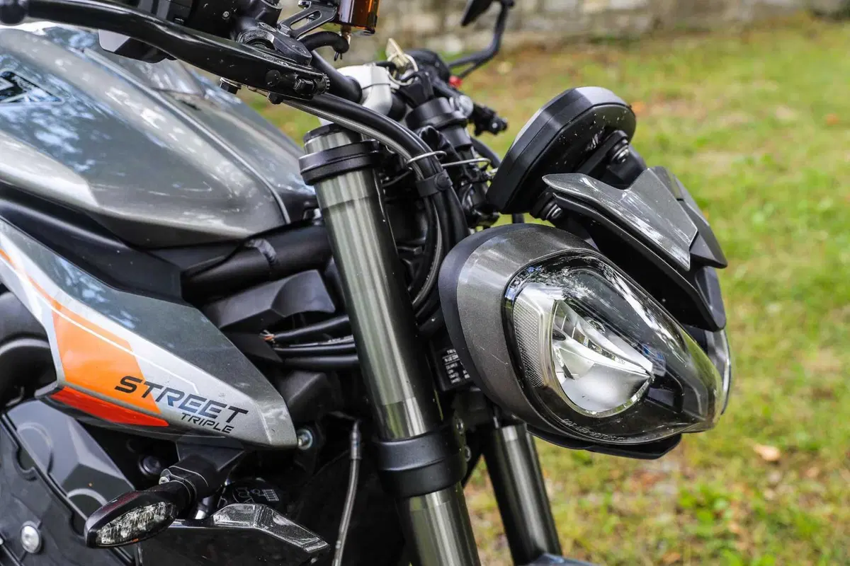 Triumph Street Triple RS vs Street Triple Moto2 Edition: la scelta si fa difficile (137)