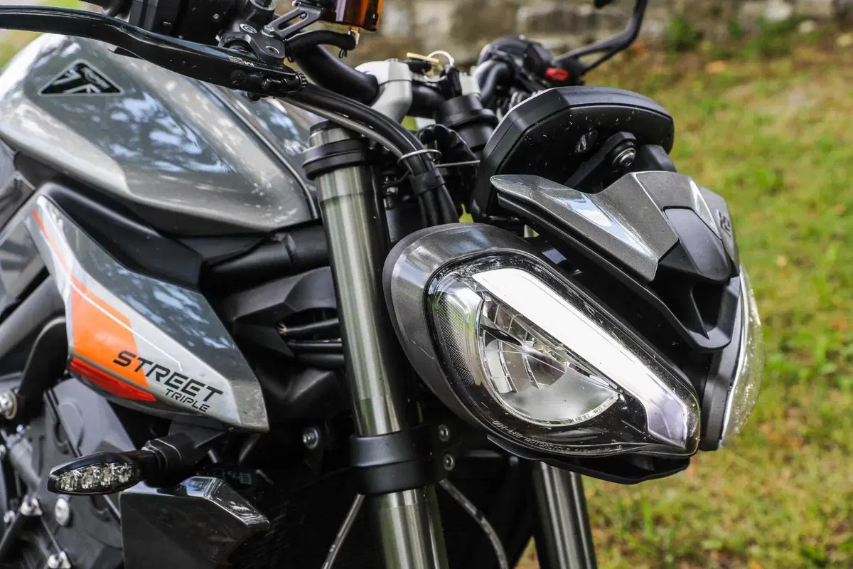 Triumph Street Triple RS vs Street Triple Moto2 Edition: la scelta si fa difficile (138)
