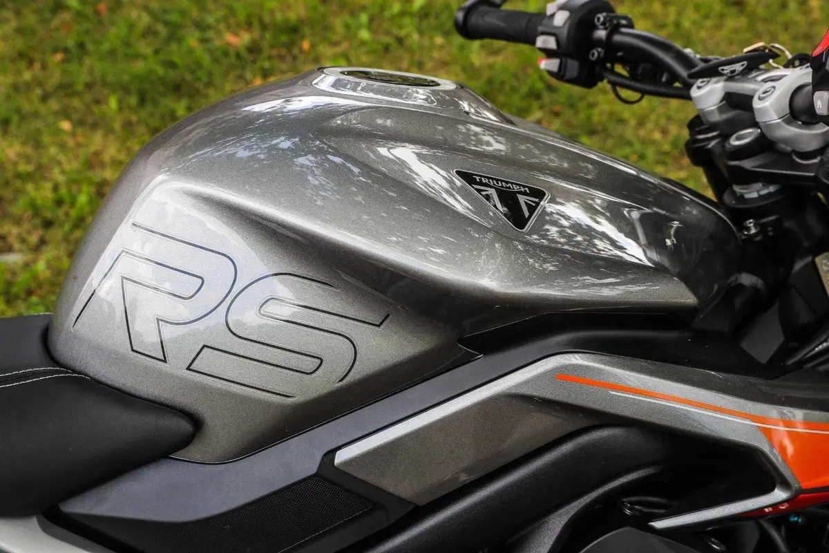 Triumph Street Triple RS vs Street Triple Moto2 Edition: la scelta si fa difficile (139)