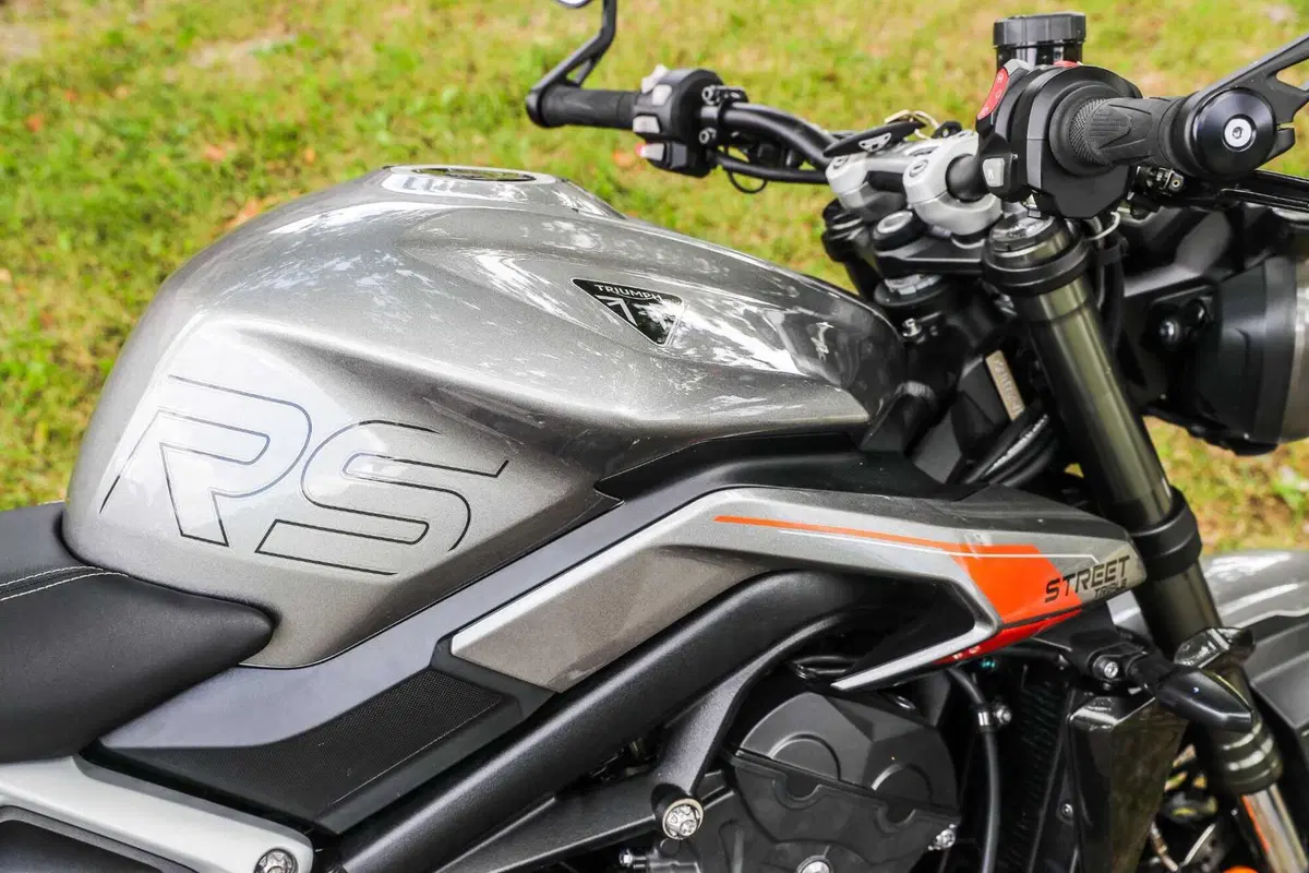 Triumph Street Triple RS vs Street Triple Moto2 Edition: la scelta si fa difficile (140)