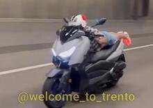 [VIDEO] Trentino. Si sdraia sullo scooter e va a tutta velocità in galleria