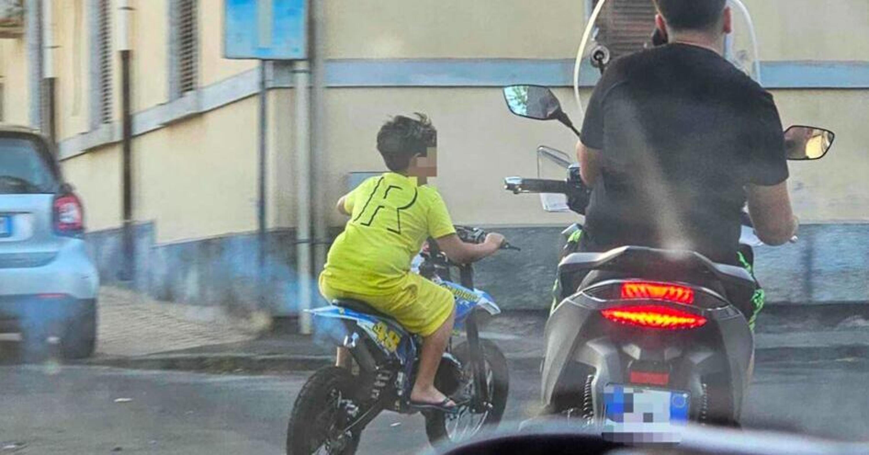Catania. Bambino guida in strada la minimoto senza casco, ma non &egrave; il solo
