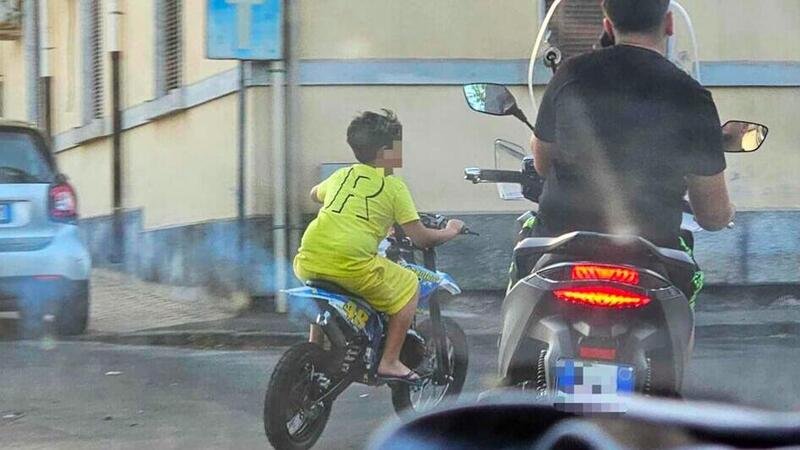 Catania. Bambino guida in strada la minimoto senza casco, ma non &egrave; il solo