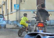 Catania. Bambino guida in strada la minimoto senza casco, ma non è il solo