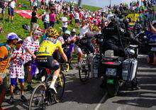 [VIDEO] Tour de France. Moto cade e blocca la strada ai corridori: scoppia la polemica