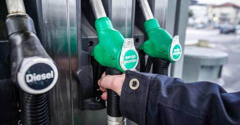 Caro carburanti. Prezzi in crescita: sforati i 2 euro al litro