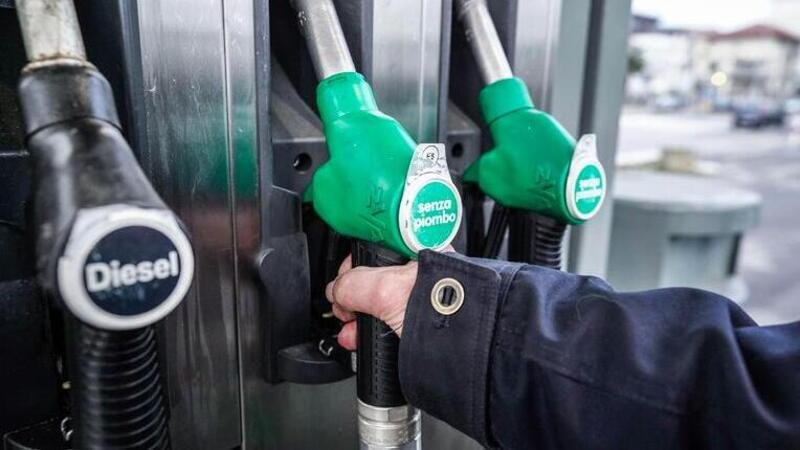 Caro carburanti. Prezzi in crescita: sforati i 2 euro al litro