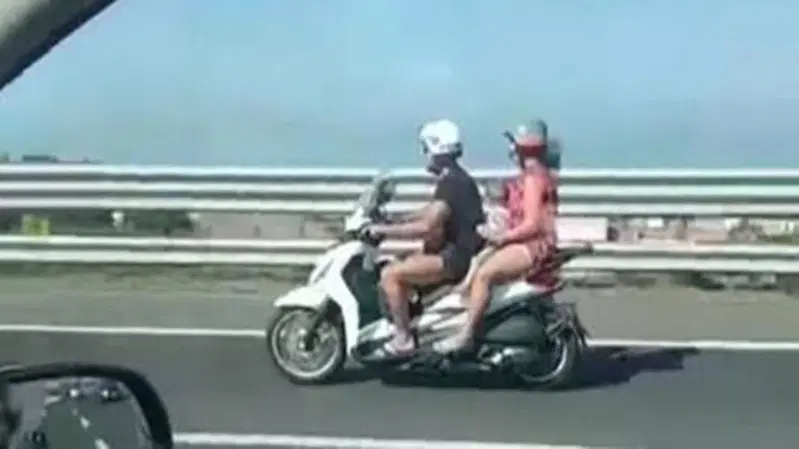 [VIDEO] Follia a Napoli: portano un neonato in scooter sull'autostrada. Il ministro Salvini "Non ci volevo credere"