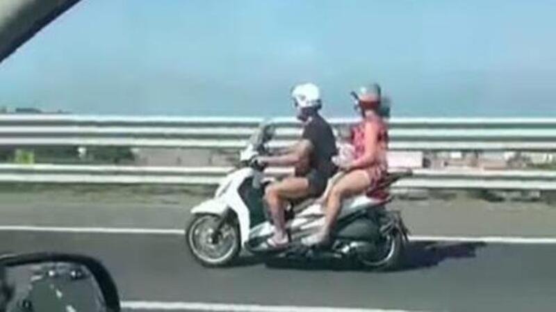 [VIDEO] Follia a Napoli: portano un neonato in scooter sull&#039;autostrada. Il ministro Salvini &quot;Non ci volevo credere&quot;