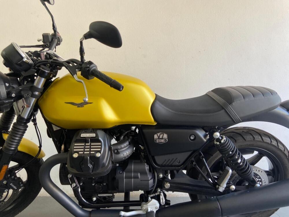 Moto Guzzi V7 Stone (2021 - 24) (3)