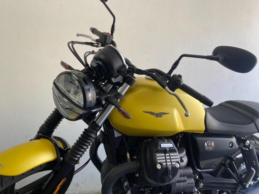 Moto Guzzi V7 Stone (2021 - 24) (5)
