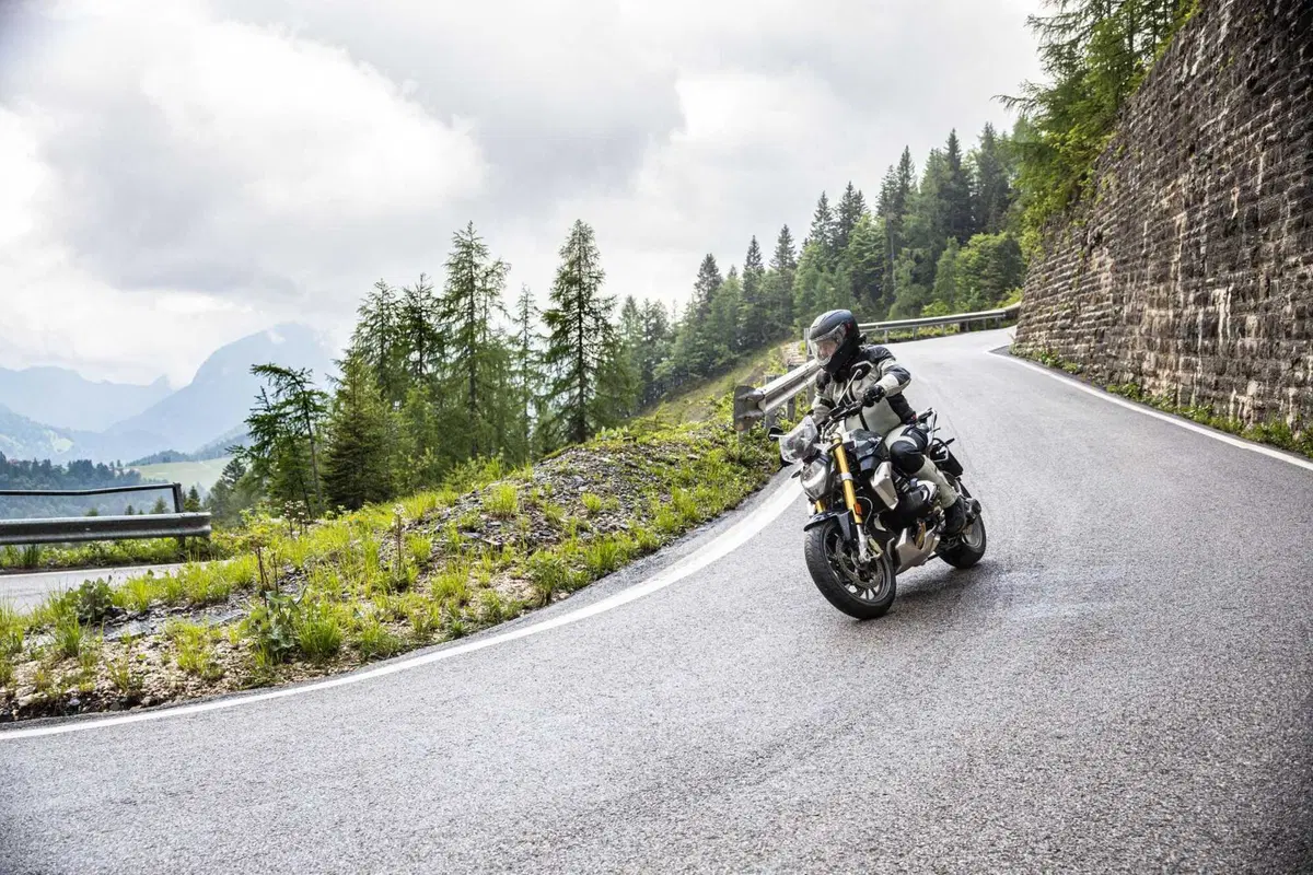 [VIDEO] L'isola alpina di Sauris in sella alla BMW R1250 R!