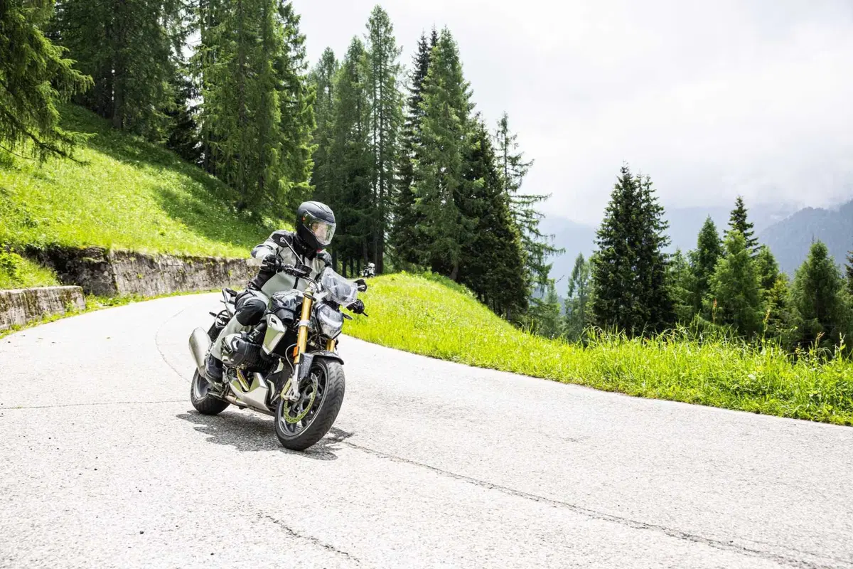 [VIDEO] L'isola alpina di Sauris in sella alla BMW R1250 R! (3)
