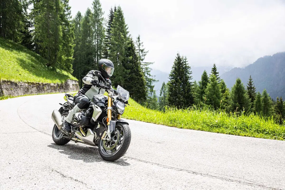 [VIDEO] L'isola alpina di Sauris in sella alla BMW R1250 R! (2)