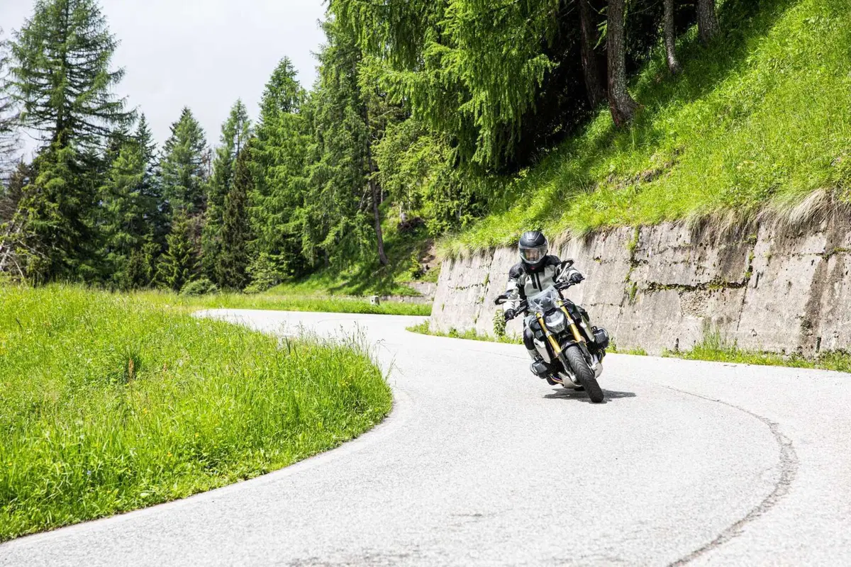 [VIDEO] L'isola alpina di Sauris in sella alla BMW R1250 R! (6)