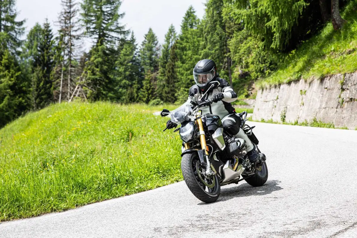 [VIDEO] L'isola alpina di Sauris in sella alla BMW R1250 R! (7)