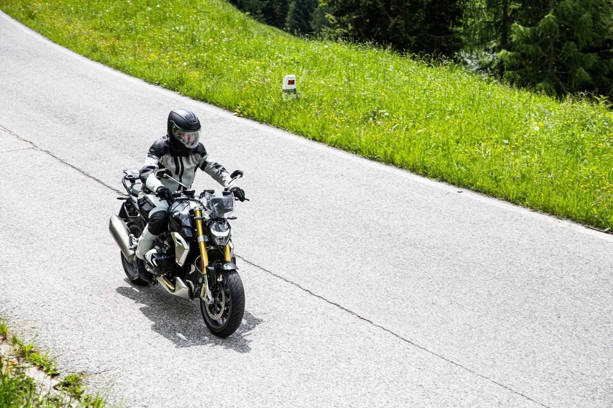 [VIDEO] L'isola alpina di Sauris in sella alla BMW R1250 R! (8)