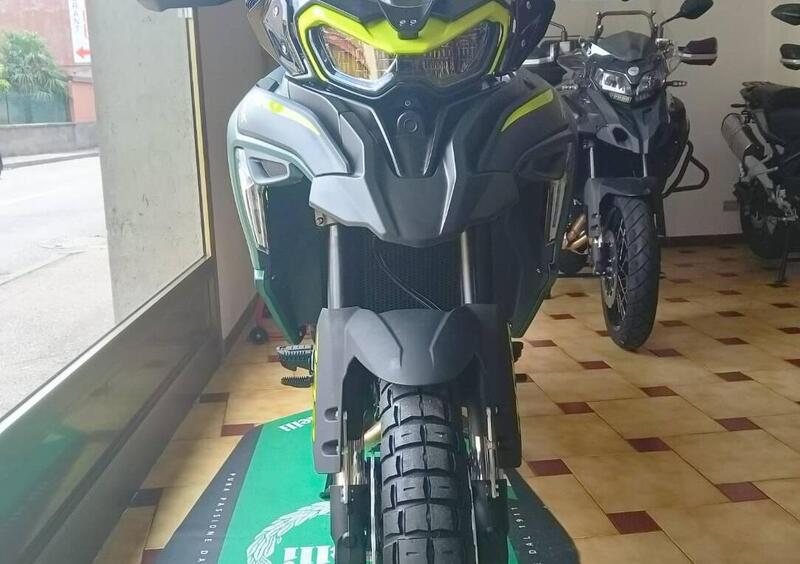 Adesivo paraserbatoio per la moto Benelli TRK 702 X