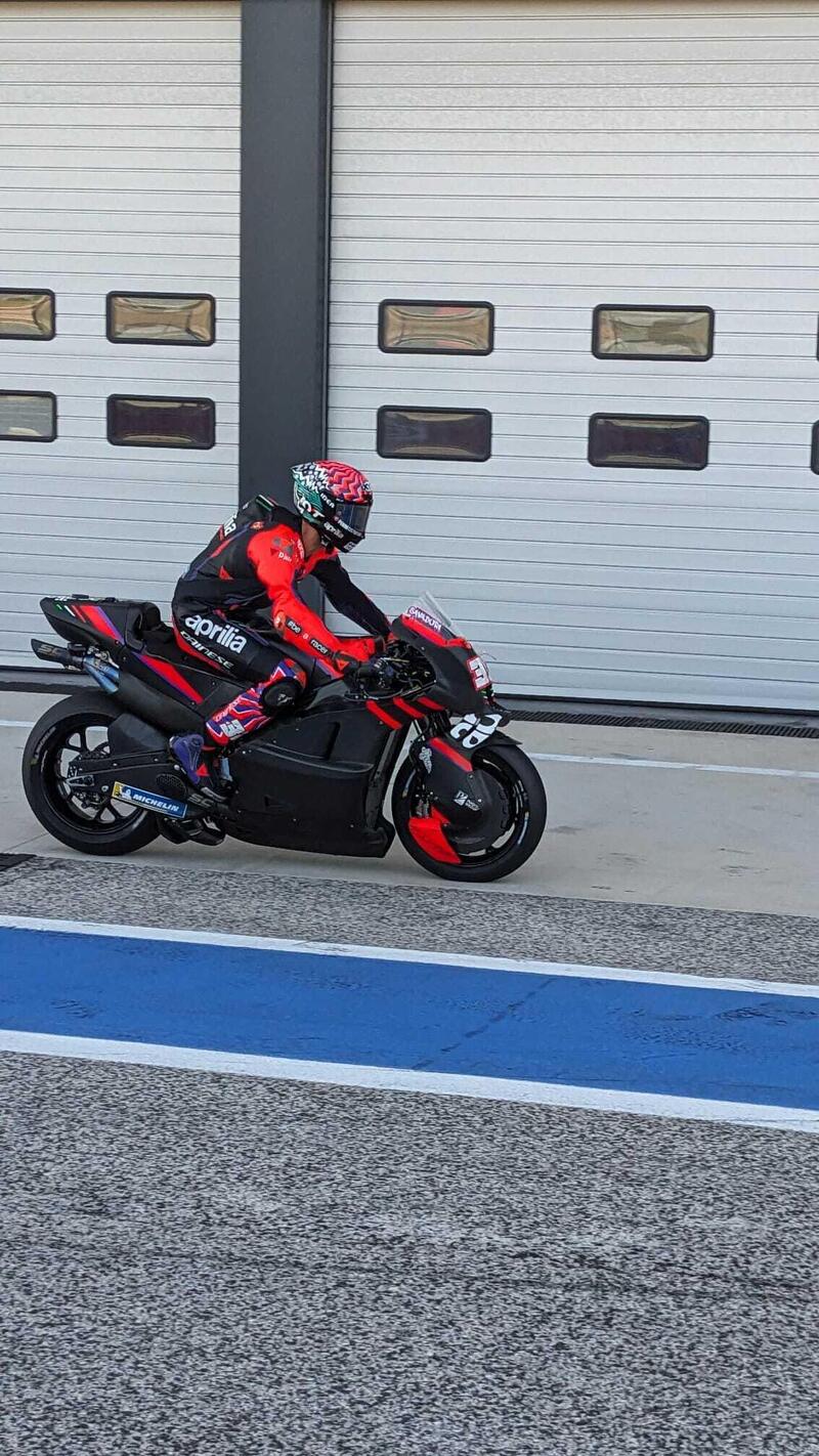 Savadori sull&#039;Aprilia con il telaio in carbonio